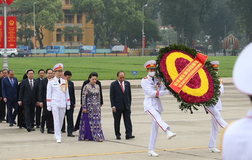 Đại biểu Quốc hội dự kỳ họp thứ 11 vào Lăng viếng Chủ tịch Hồ Chí Minh