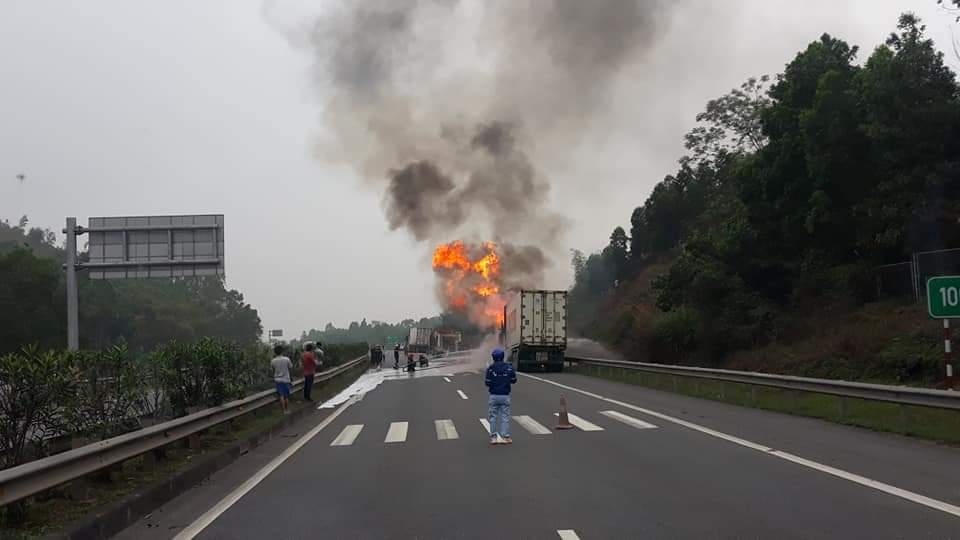 Xe đầu kéo bốc cháy trơ khung trên cao tốc Nội Bài - Lào Cai