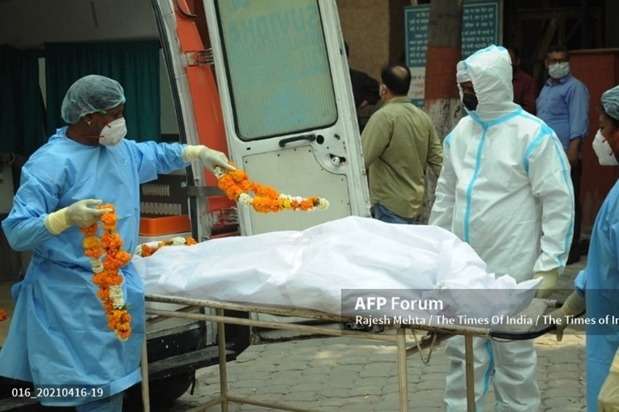 Thi thể chất chồng lò hỏa táng, bệnh viện cạn oxy: Ấn Độ thất thủ trước đại dịch Covid-19