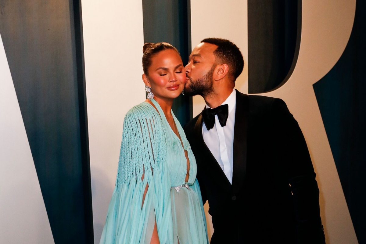 Siêu mẫu áo tắm Chrissy Teigen không thể mang thai lần nữa