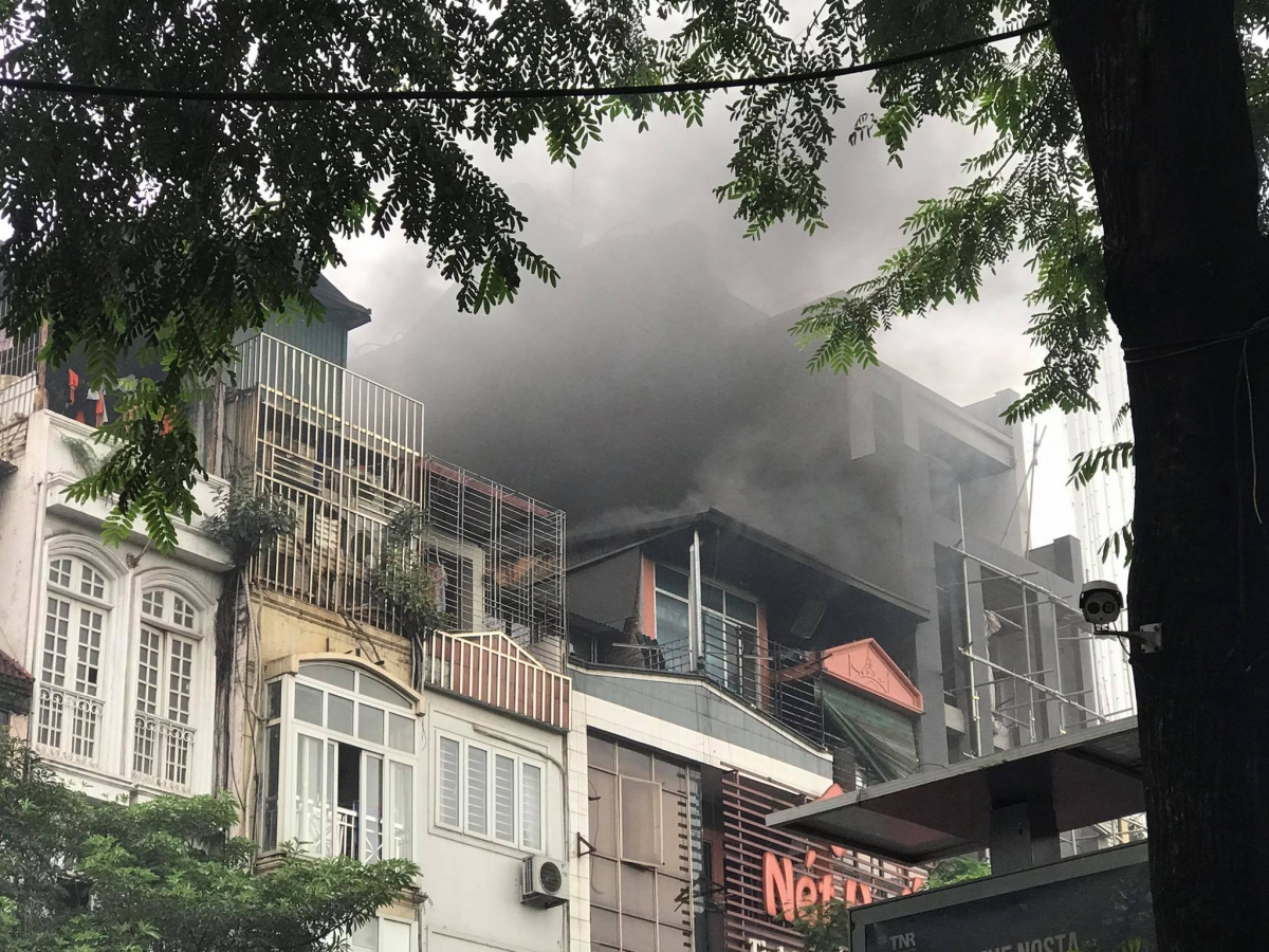 Cháy lớn tại nhà hàng Nét Huế ở Hà Nội vào giờ tan tầm