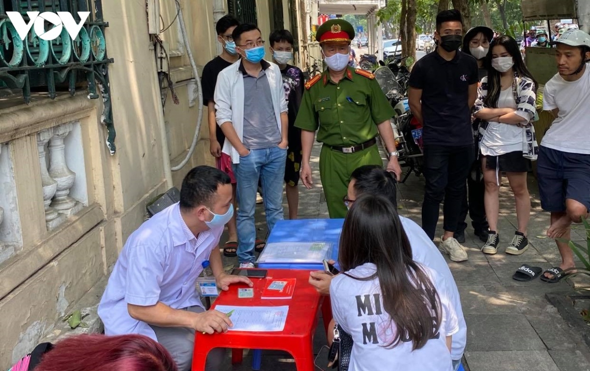 Công an Hà Nội xử lý 9 người không đeo khẩu trang nơi công cộng