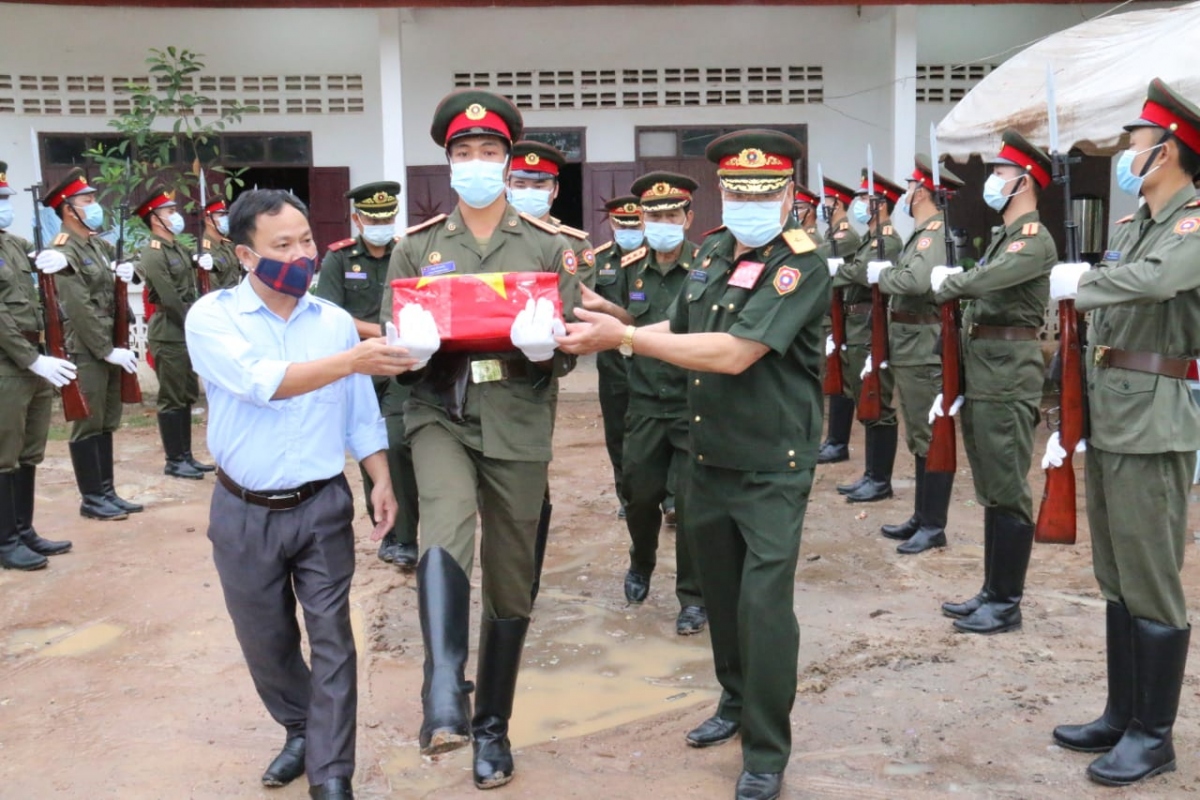 Tiễn đưa hài cốt liệt sĩ chuyên gia và quân tình nguyện Việt Nam hy sinh tại Lào về nước