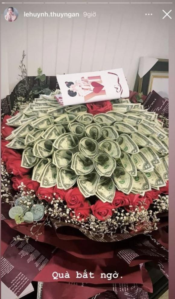 Chuyện showbiz: Thuý Ngân khoe được tặng bó hoa toàn tiền kèm lời nhắn đặc biệt