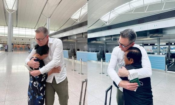 Chuyện showbiz: Đoan Trang xúc động tạm biệt bố mẹ để sang Singapore định cư