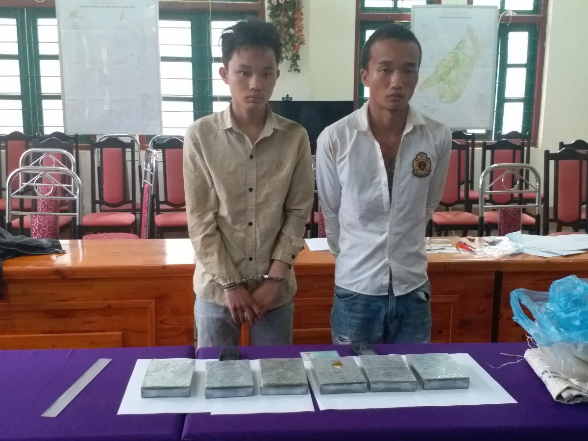 Biên phòng Lào Cai bắt giữ 2 đối tượng vận chuyển 6 bánh heroin
