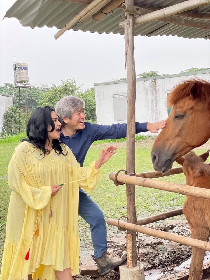 Chuyện showbiz: Diva Thanh Lam và bạn trai vui vẻ thăm trang trại nuôi ngựa
