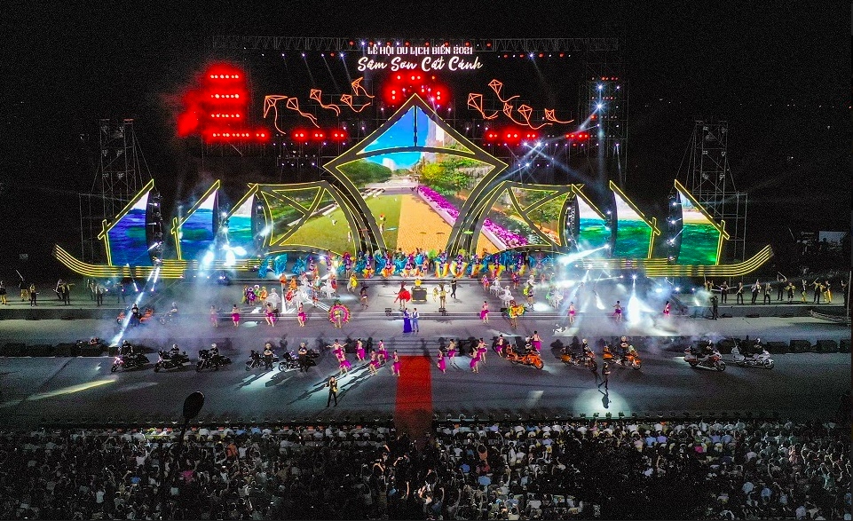 Hàng ngàn người dân và du khách đổ về Sầm Sơn dự đêm khai mạc Lễ hội du lịch Biển 2021