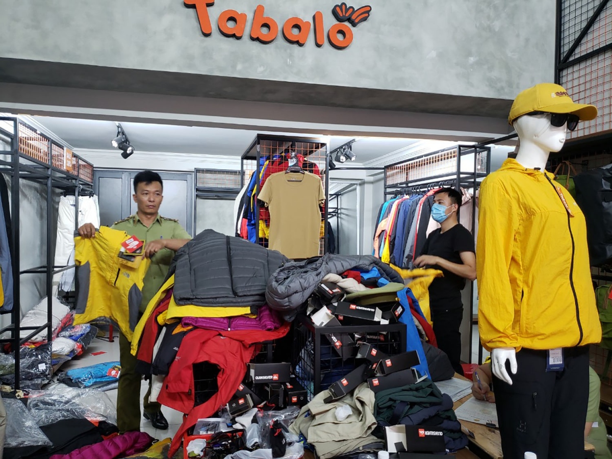 Tạm giữ hơn 2.000 sản phẩm hàng hóa nghi giả mạo nhãn hiệu tại Đà Nẵng
