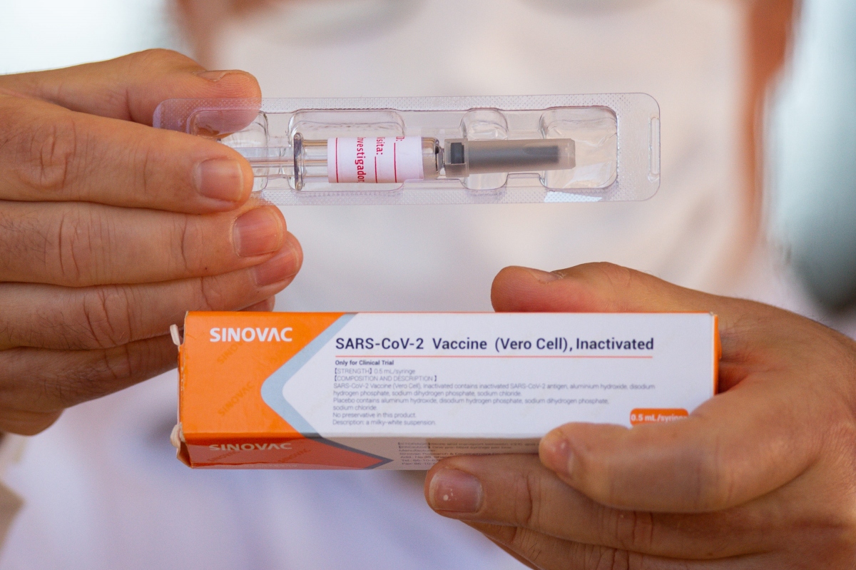 Ngoại giao vaccine: Trung Quốc hụt hơi, Mỹ chờ thời