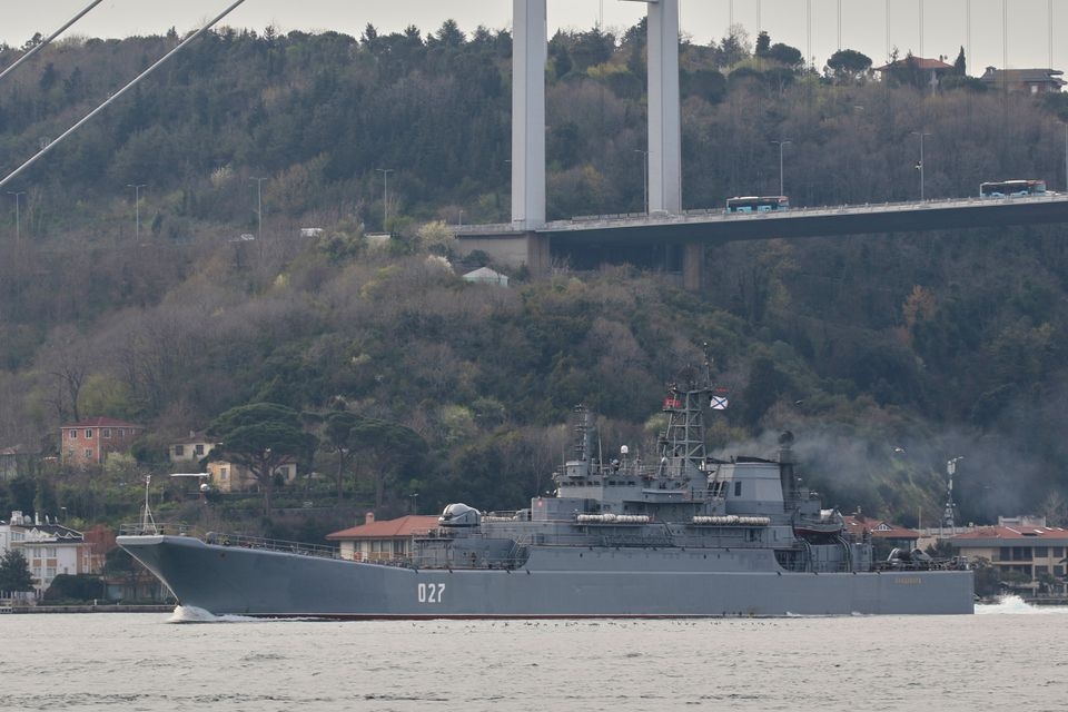 Hai tàu chiến của Nga đi qua Eo biển Bosphorus vào Biển Đen