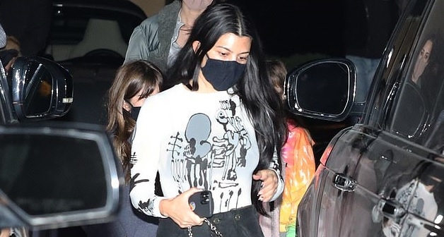 Vắng tình mới, Kourtney Kardashian giản dị đi ăn tối cùng con gái cưng