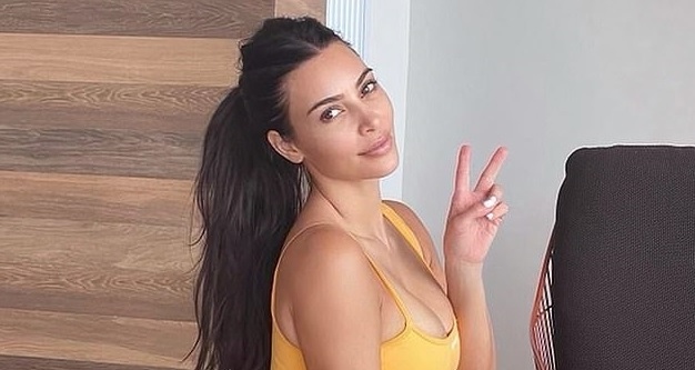 Kim Kardashian nóng bỏng tập thể thao tại nhà
