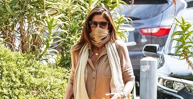 Cindy Crawford thanh lịch đến nhà hàng riêng của gia đình ở Malibu