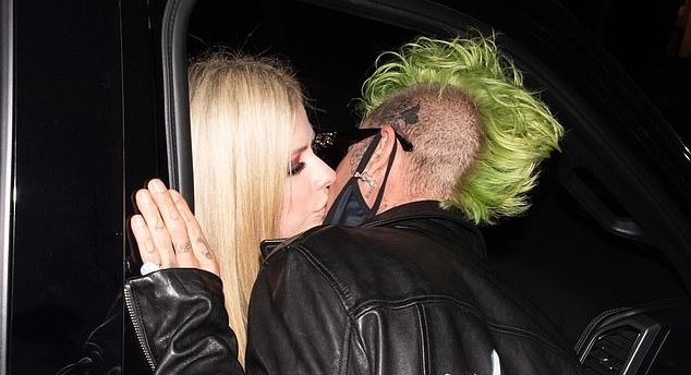 Avril Lavigne ngọt ngào hôn bạn trai "tóc xanh" khi đi chơi đêm