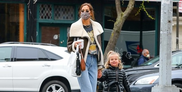 Irina Shayk diện áo phông in hình Britney Spears đi chơi cùng con gái cưng