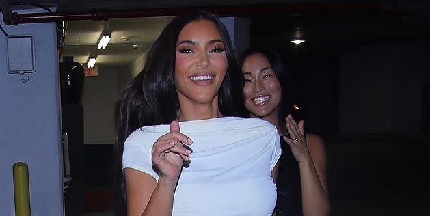 Kim Kardashian nóng bỏng đi dự tiệc cùng bạn bè sau khi ly hôn