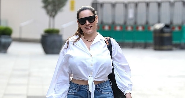 Kelly Brook diện đồ gợi cảm đến nơi làm việc