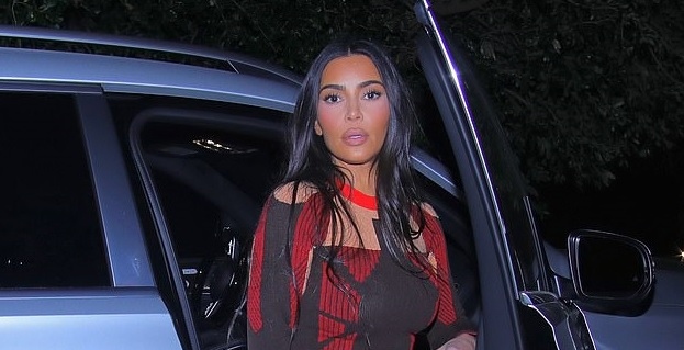 Kim Kardashian nóng bỏng lái siêu xe đi chơi tối