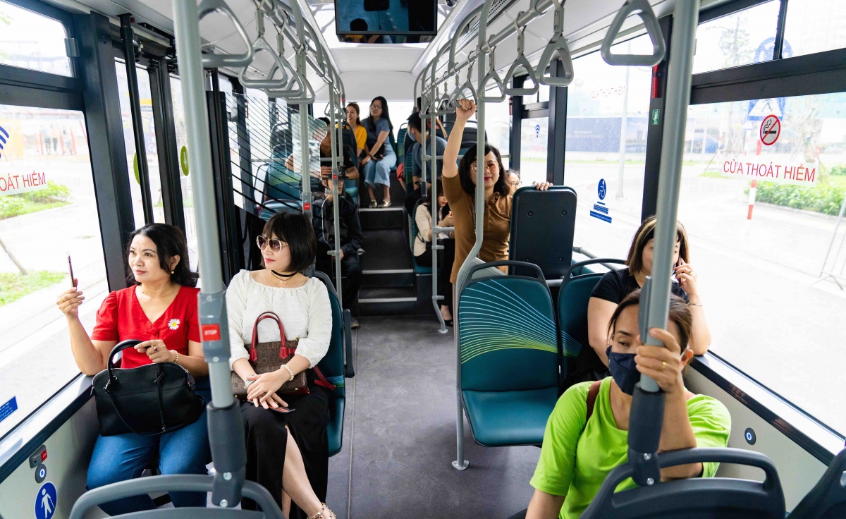 Trải nghiệm “cực chất” với xe buýt điện đầu tiên tại Việt Nam