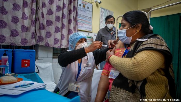 Ấn Độ bắt đầu tiêm chủng vaccine Covid-19 cho người trong độ tuổi 18-45