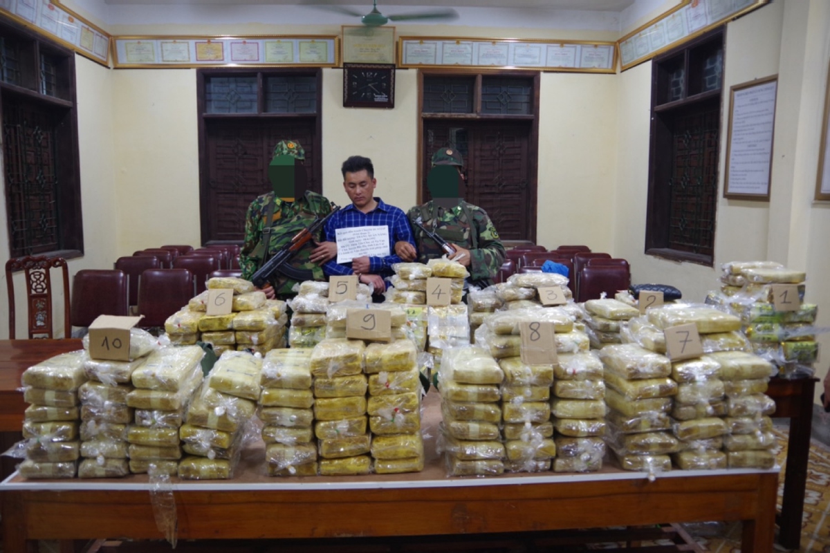 Chặn xe 7 chỗ chở hàng trăm kg ma túy ở Nghệ An