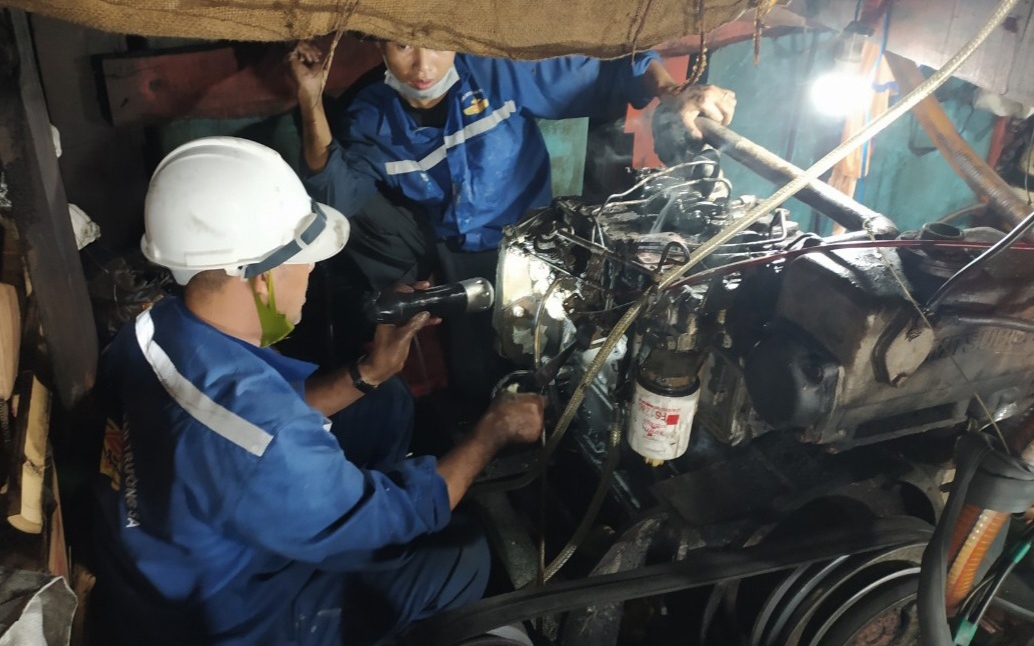 Bộ đội Trường Sa kịp thời sửa chữa sự cố tàu cá Quảng Ngãi