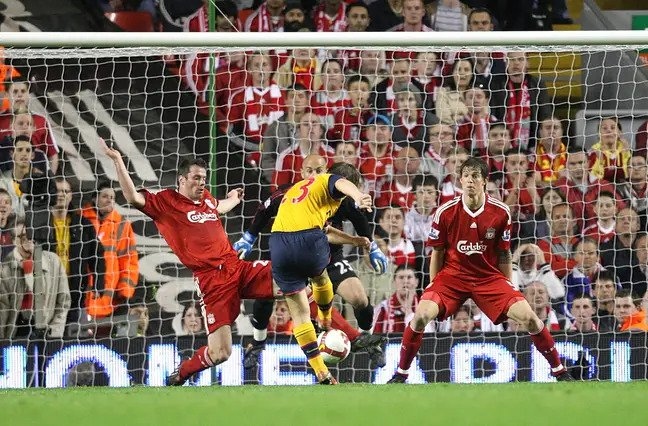 Ngày này năm xưa: Arsenal và Liverpool tạo nên trận đấu "điên rồ"