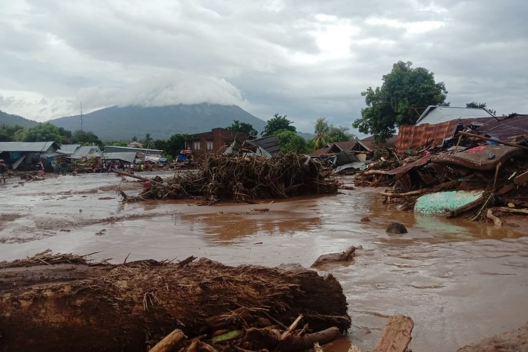 Bão nhiệt đới làm trầm trọng thêm lũ lụt, sạt lở ở Indonesia và Timor Leste