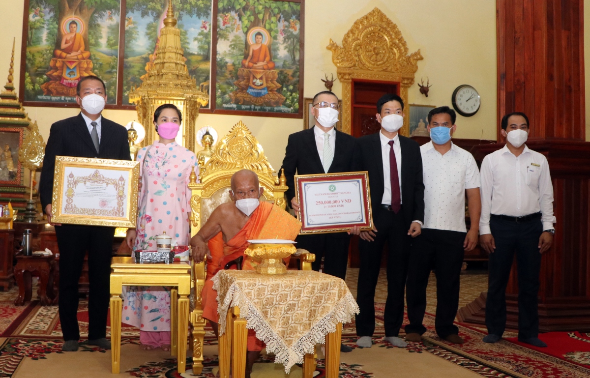 Giáo hội Phật giáo Việt Nam trao quà hỗ trợ chư tăng Phật giáo và kiều bào tại Campuchia