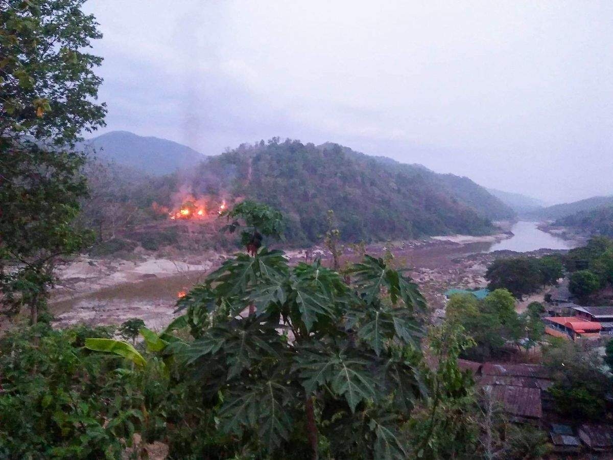 Hai căn cứ không quân Myanmar bị tấn công