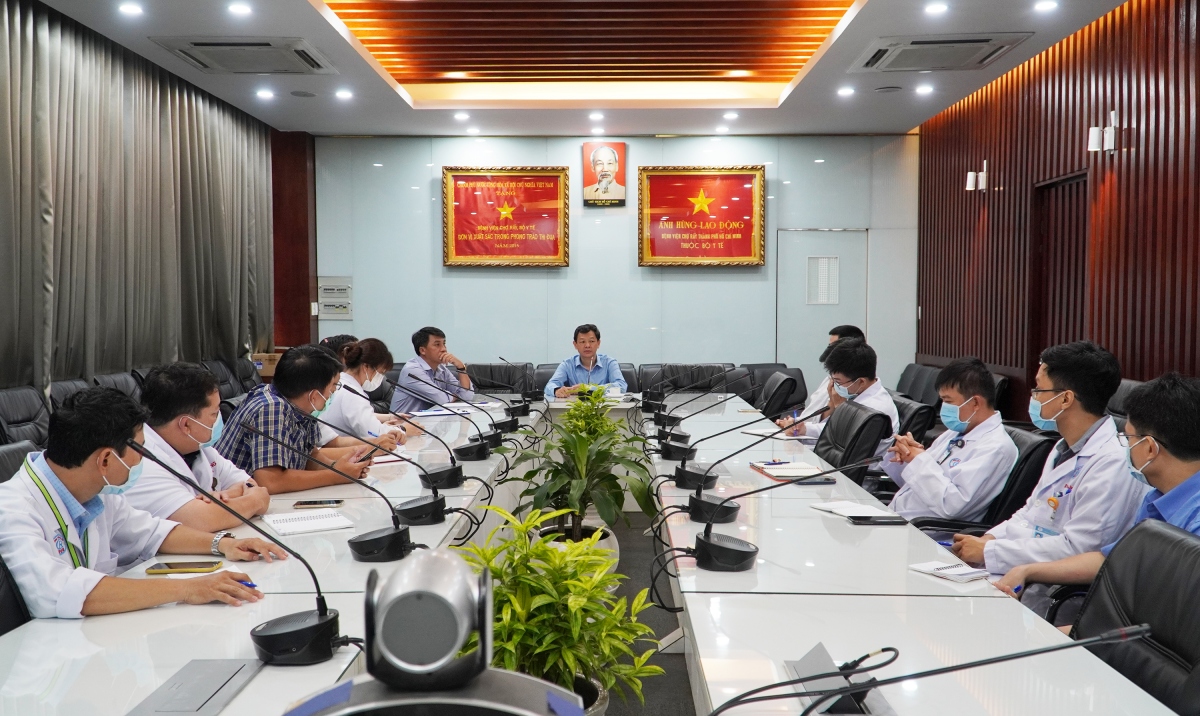 Bệnh viện Chợ Rẫy khẩn cấp chi viện 13 y bác sĩ đến Kiên Giang phòng chống dịch Covid-19