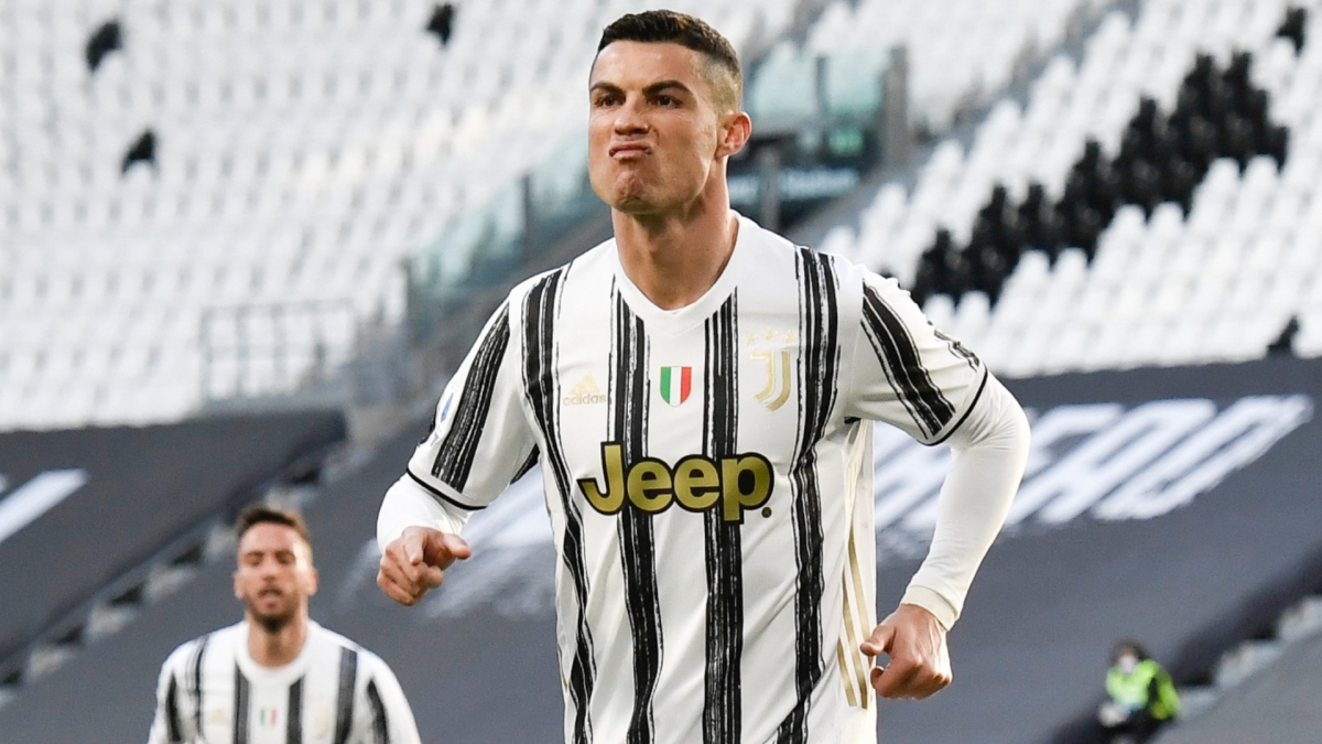 Lập công giúp Juventus hạ Napoli, Ronaldo sánh ngang thành tích ghi bàn của Messi