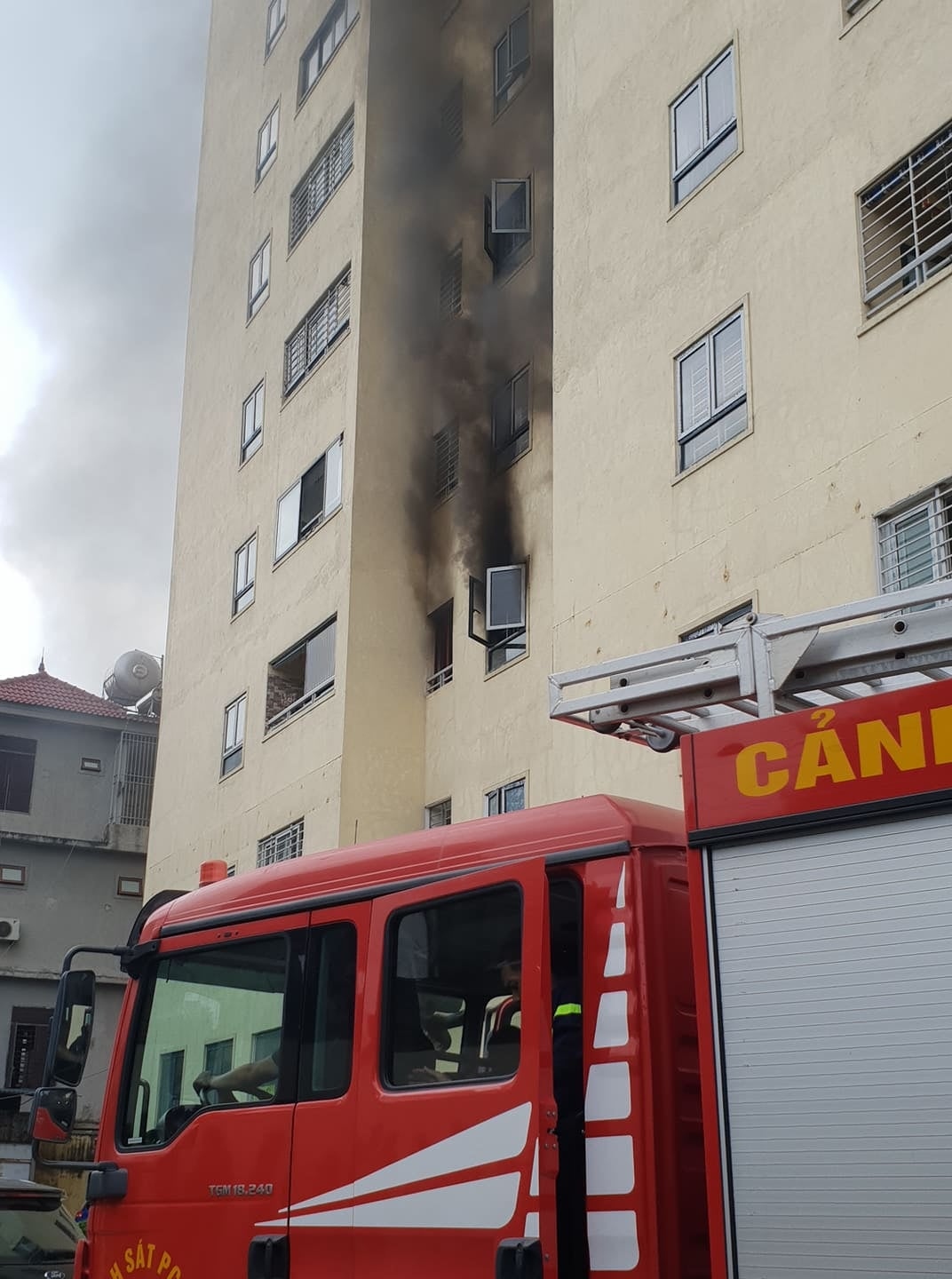 Kịp thời khống chế đám cháy tại tầng 3 chung cư Trường Thịnh