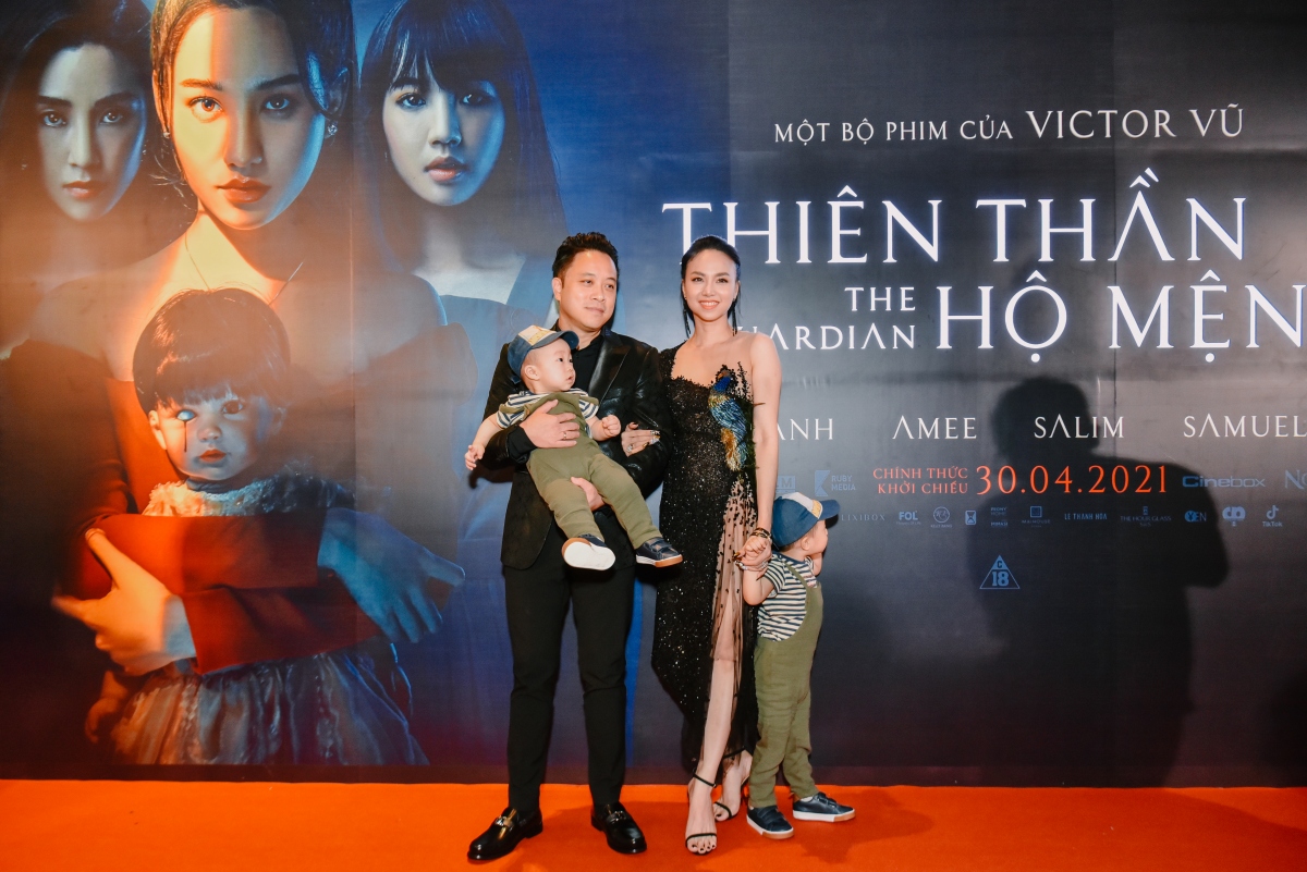 Vợ chồng Victor Vũ - Đinh Ngọc Diệp đưa 2 con trai đến họp báo ra mắt phim