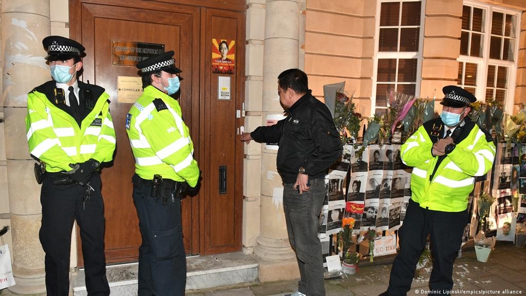 Đại sứ Myanmar tại Anh bị “nhốt” bên ngoài tòa nhà đại sứ quán