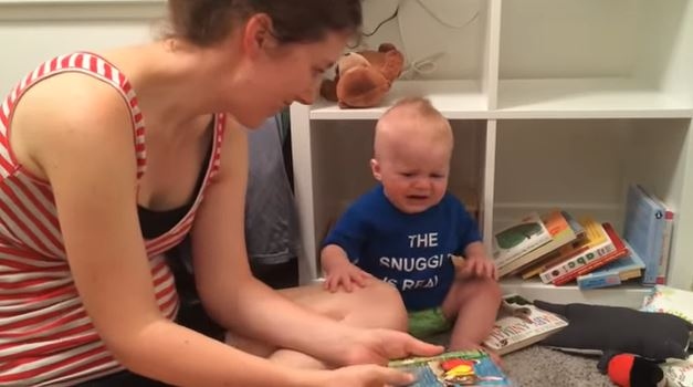 Đáng yêu em bé "ham học hỏi" bật khóc mỗi lần mẹ ngừng đọc sách