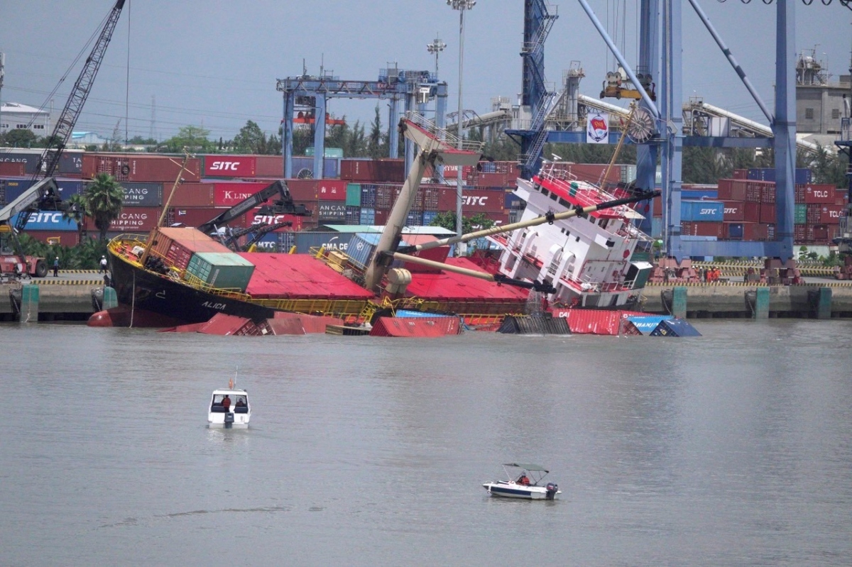 Cứu hộ tàu hàng nước ngoài lật nghiêng, nhiều container rơi xuống sông