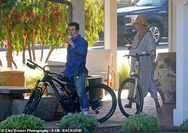 Katy Perry và bạn trai Orlando Bloom vui vẻ đạp xe dạo phố