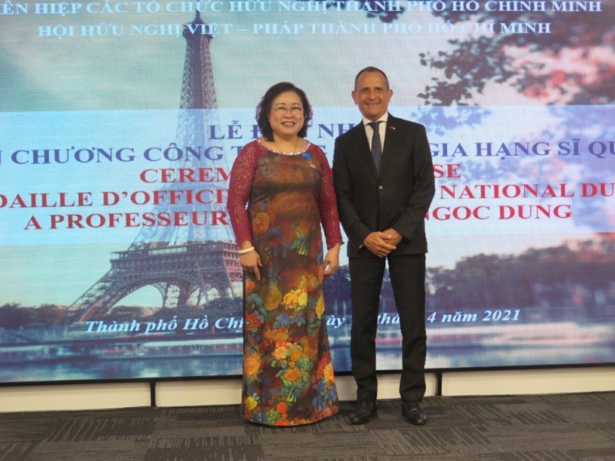 Pháp trao “Huân chương Sĩ quan Công trạng quốc gia” cho PGS.TS Nguyễn Thị Ngọc Dung