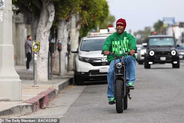 Bạn trai Rihanna hào hứng đi xe máy điện dạo phố ở Los Angeles