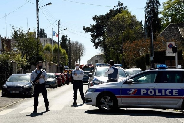 Vụ tấn công bằng dao tại đồn cảnh sát gần Paris (Pháp)