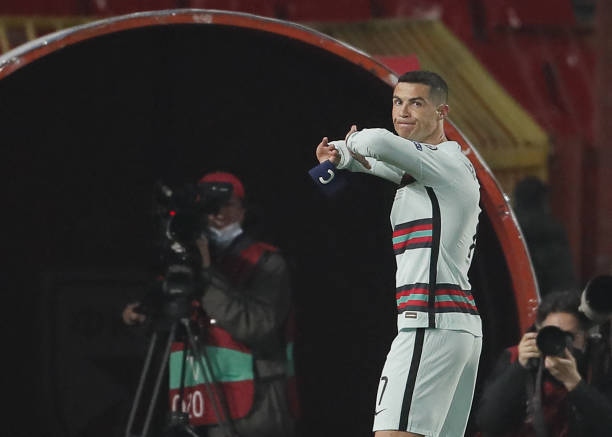Đấu giá chiếc băng đội trưởng bị Ronaldo ném bỏ để cứu em bé sơ sinh mắc bệnh hiểm nghèo