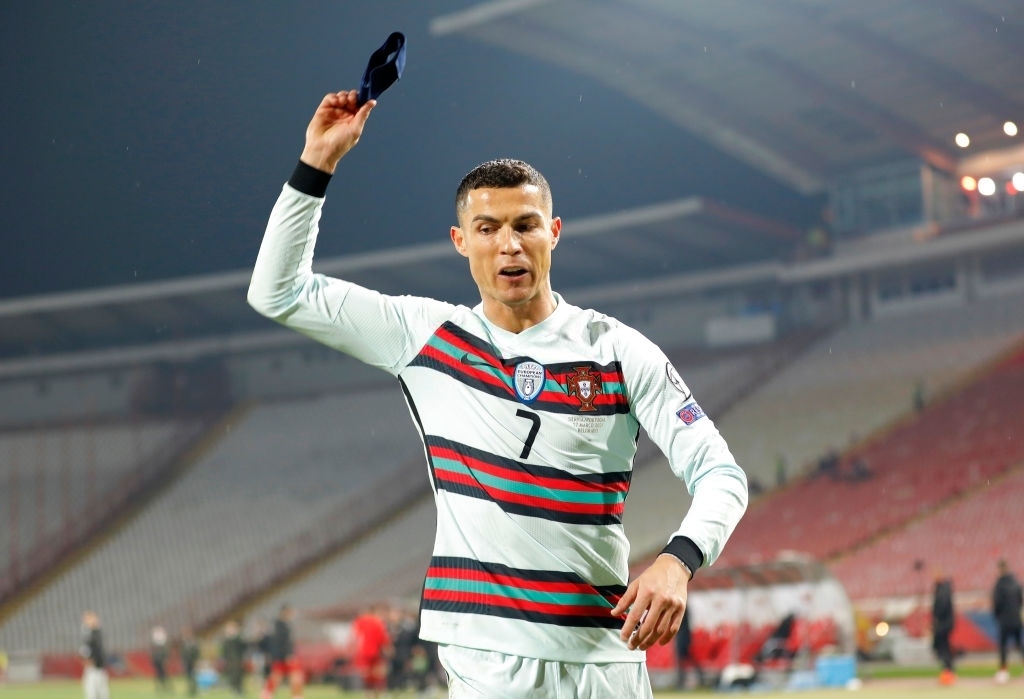 Chiếc băng đội trưởng bỏ đi của Ronaldo có giá 75.000 USD