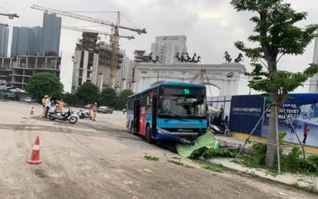 Hà Nội: Xe buýt lao lên vỉa hè tông chết người đi bộ