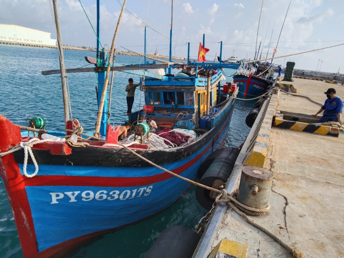 Bộ đội Trường Sa kịp thời khắc phục sự cố trên biển cho hai tàu cá Phú Yên