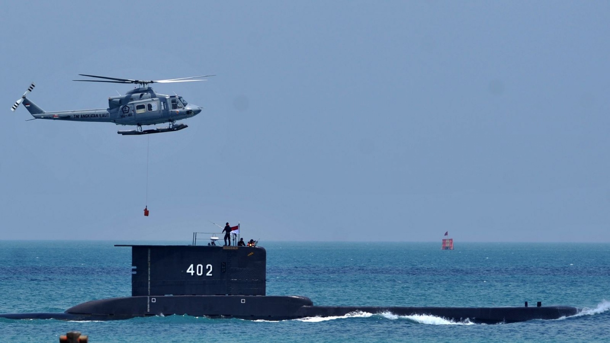 Indonesia tìm thấy mảnh vỡ và các vật dụng của tàu ngầm KRI Nanggala 402