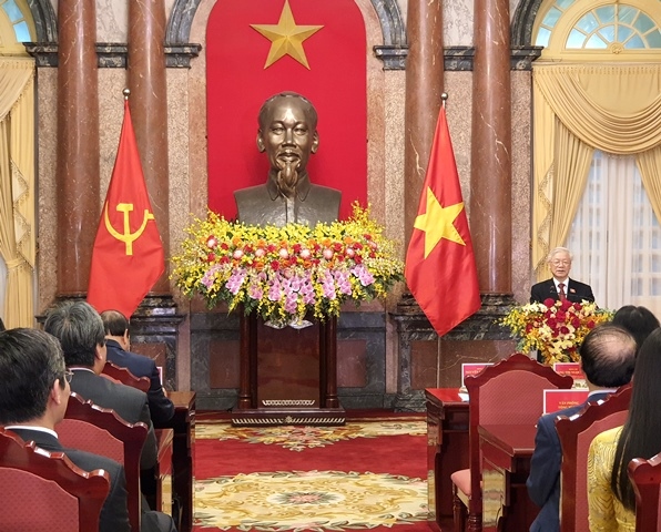 Bàn giao công tác giữa Tổng Bí thư Nguyễn Phú Trọng và Chủ tịch nước Nguyễn Xuân Phúc