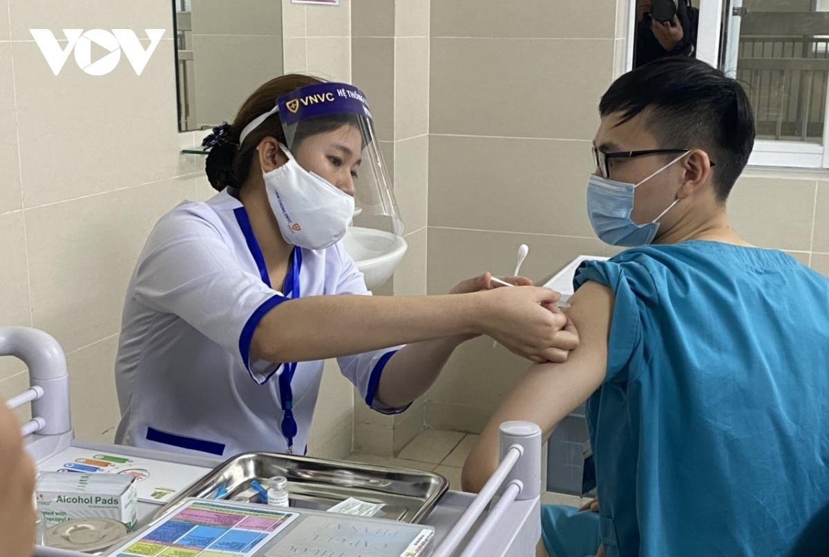 Quy trình tiêm vaccine ngừa COVID-19 của Việt Nam an toàn và khác biệt với thế giới