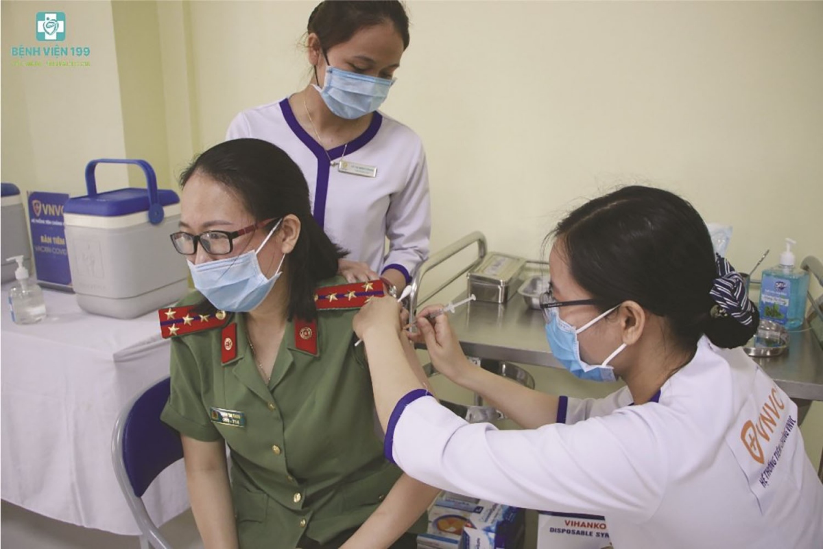 Đà Nẵng tiêm vaccine COVID-19 cho 220 cán bộ chiến sĩ các lực lượng tuyến đầu